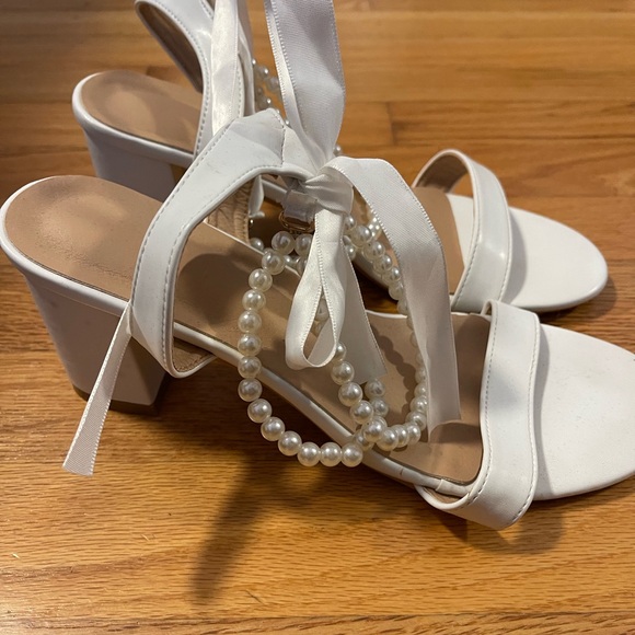 Elegant White Women's Shoes with Pearl Accents - Picture 3 of 4